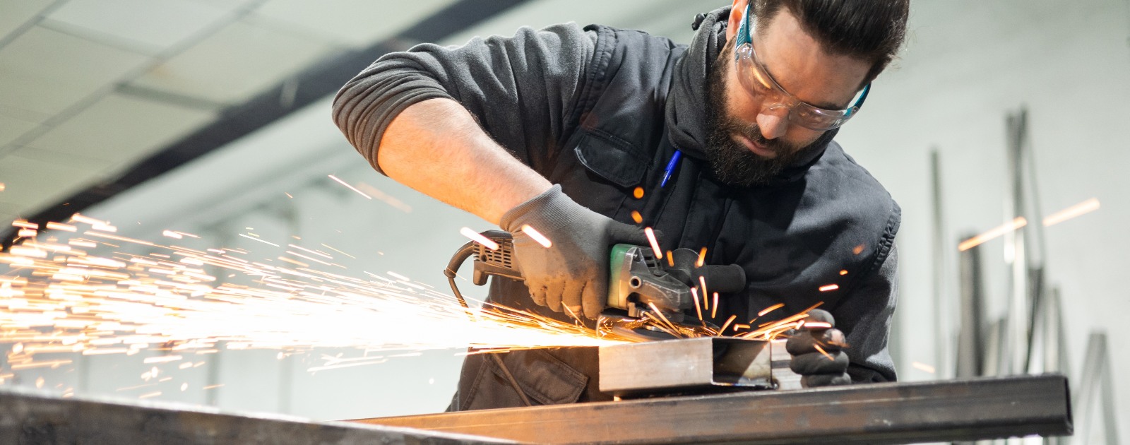 soldador a usar óculos de proteção