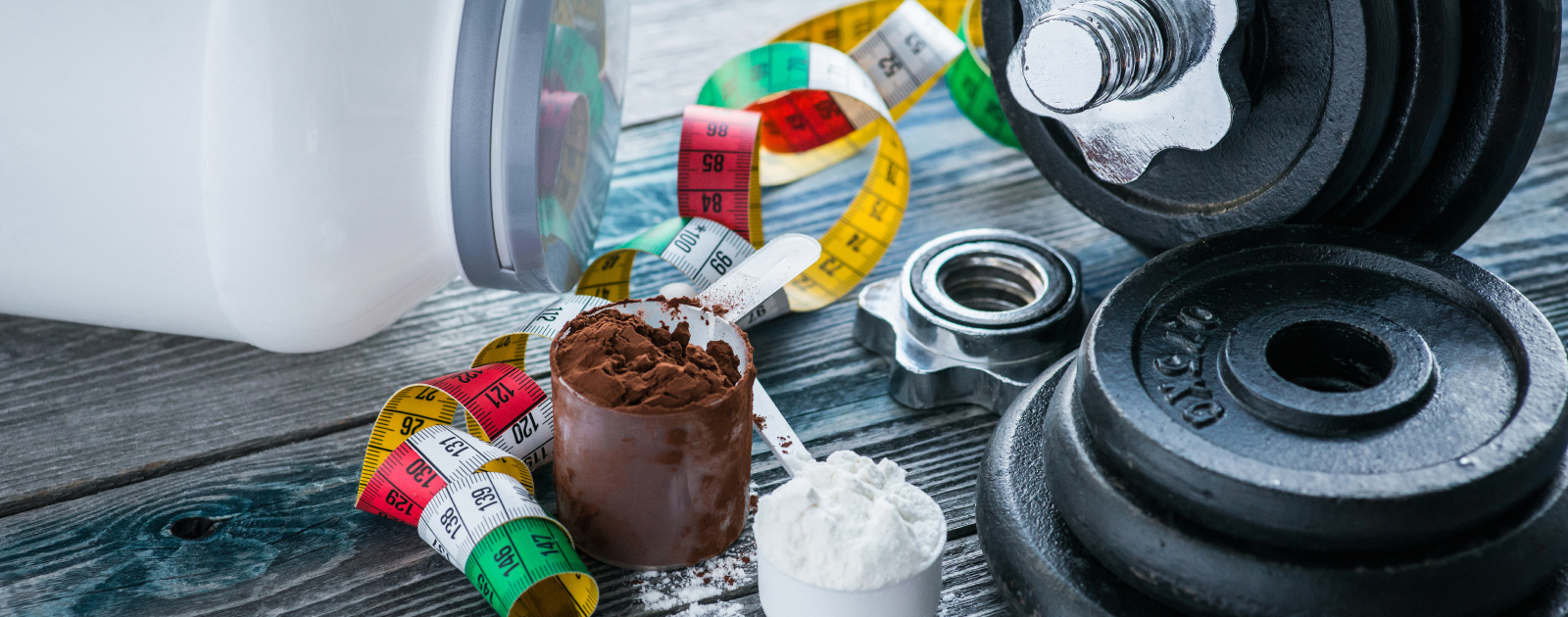 suplementos alimentares, fita métrica e halteres