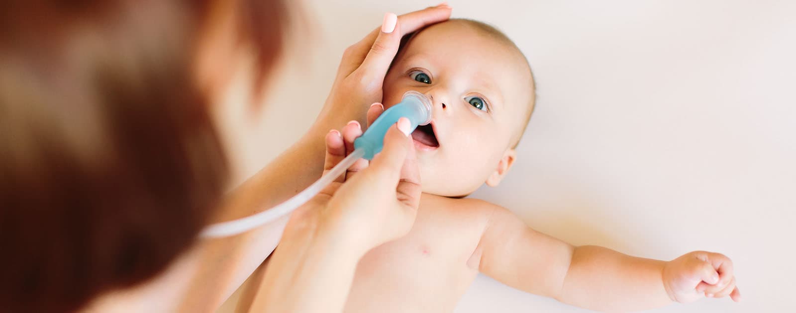 Como fazer lavagem nasal em bebê? Confira o passo a passo