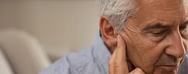 homem com a sensação de ouvido entupido