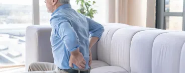 homem com rigidez na coluna lombar