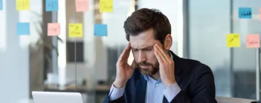 homem stressado no escritório