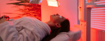 mulher a fazer tratamento de pele com luz vermelha