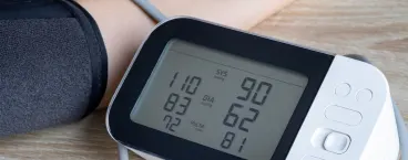 pessoa a medir pressão arterial