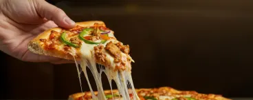 pessoas a comer batatas fritas