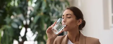 mulher a beber água