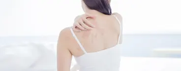 Imagem de uma pessoa com alergia nas costas