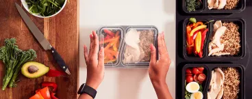 mulher a preparar lancheira