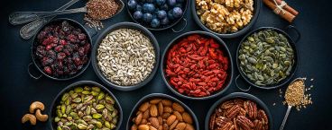 sementes e frutos secos em tigelas 