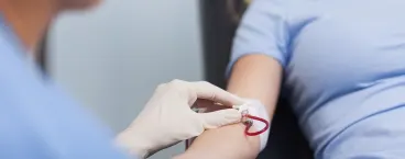 mulher a tirar sangue em laboratório