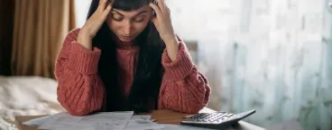 mulher a sofrer de ansiedade financeira