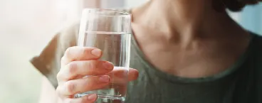 mulher com copo de água na mão