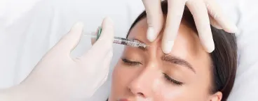 pessoa injeta botox em cara de mulher