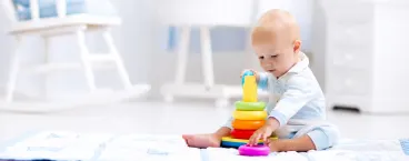 Criança a montar um lego