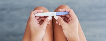 mulher a segurar teste de gravidez