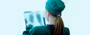 médica a analisar exame aos pulmões 