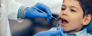 menino em consulta no dentista 