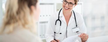 médica a sorrir para paciente 