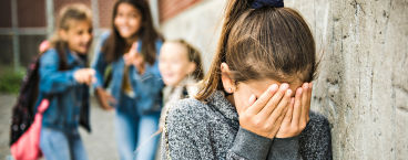 menina com rosto escondido a sofrer de bullying das colegas