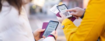 duas pessoas a fazerem download do certificado digital no telemóvel 