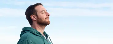 homem de olhos fechados