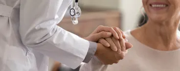 médico dá a mão a paciente