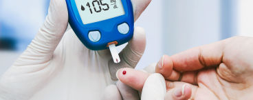 médico mede níveis de insulina de paciente