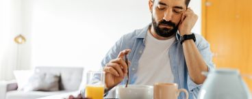 homem com dificuldade em engolir alimentos