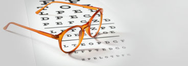 óculos sobre um exame à visão
