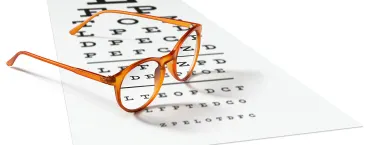 óculos sobre um exame à visão