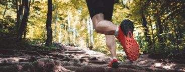 homem a correr num trilho