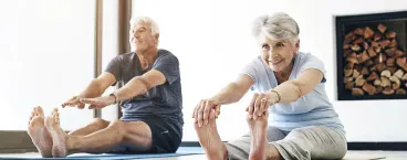 dois seniores a fazer um exercício de mobilidade