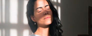 rapariga a apanhar sol na cara