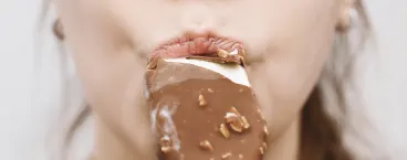 rapariga a comer um gelado