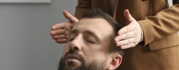 homem em sessão de hipnoterapia