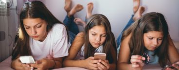 3 adolescentes ao telemóvel
