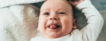 bebé com a língua de fora