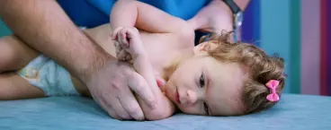 menina bebé deitada na marquesa