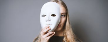 mulher a olhar por uma máscara