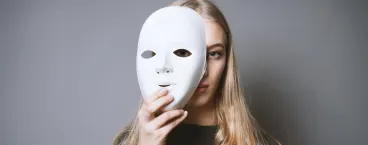 mulher a olhar por uma máscara