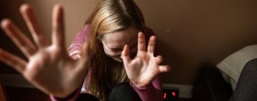 mulher em pânico levantando as mãos
