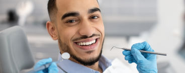 rapaz a sorrir no dentista
