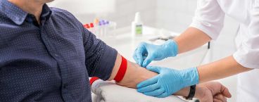homem a tirar sangue em laboratório