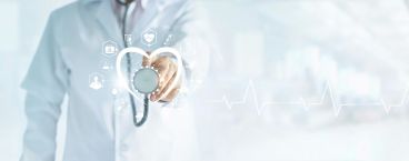 médico a segurar um estetoscópio