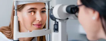 mulher a fazer exame oftalmológico 
