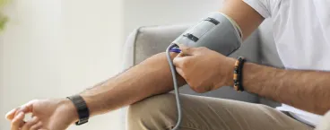 homem a medir a tensão arterial