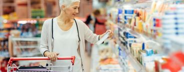 mulher no supermercado a ler embalagem de um alimento
