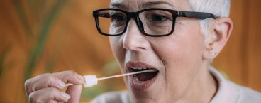 mulher a fazer teste diagnóstico de saliva