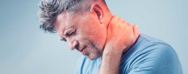 homem com dor na região cervical