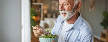 homem a comer uma salada